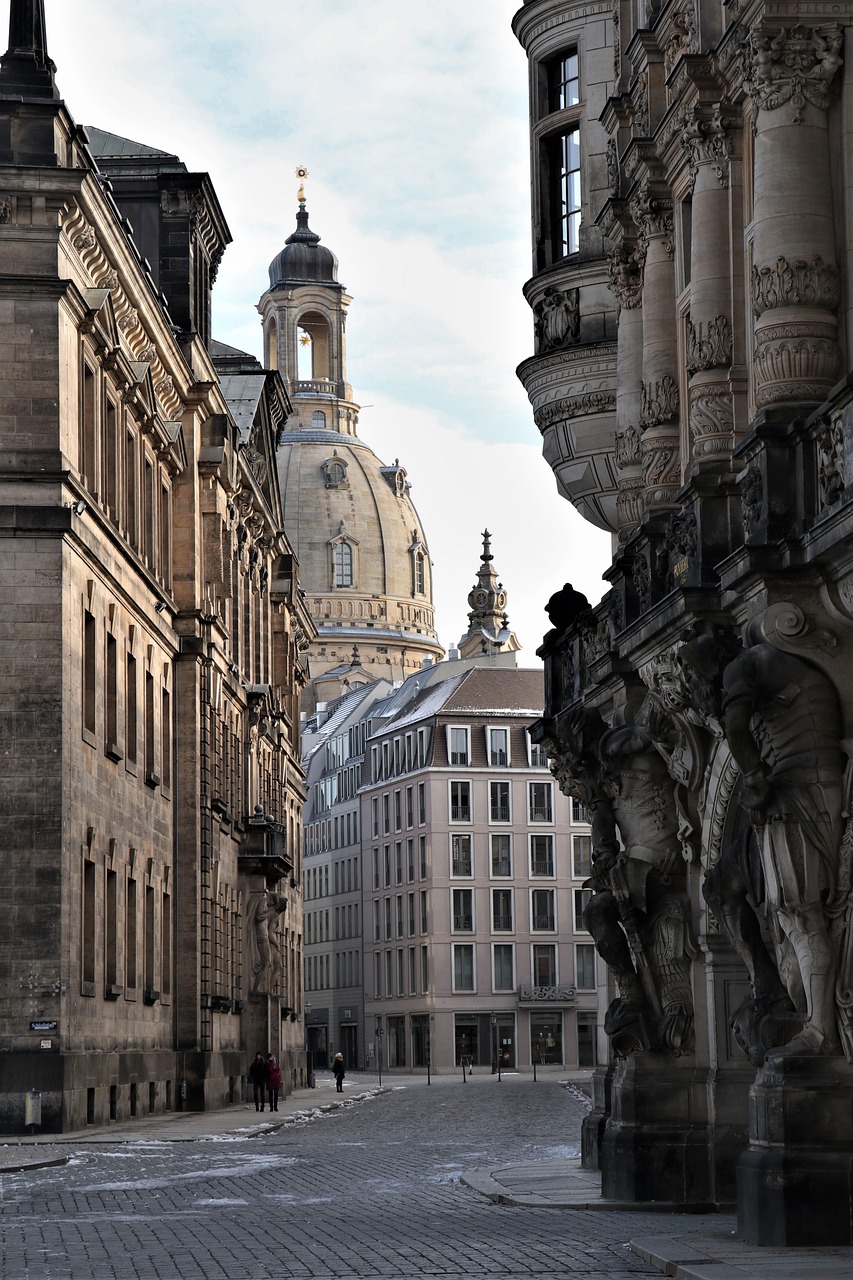 Dresdner Frauenkirche und Elbufer – EBH-Pflege ist in der Region für Sie da