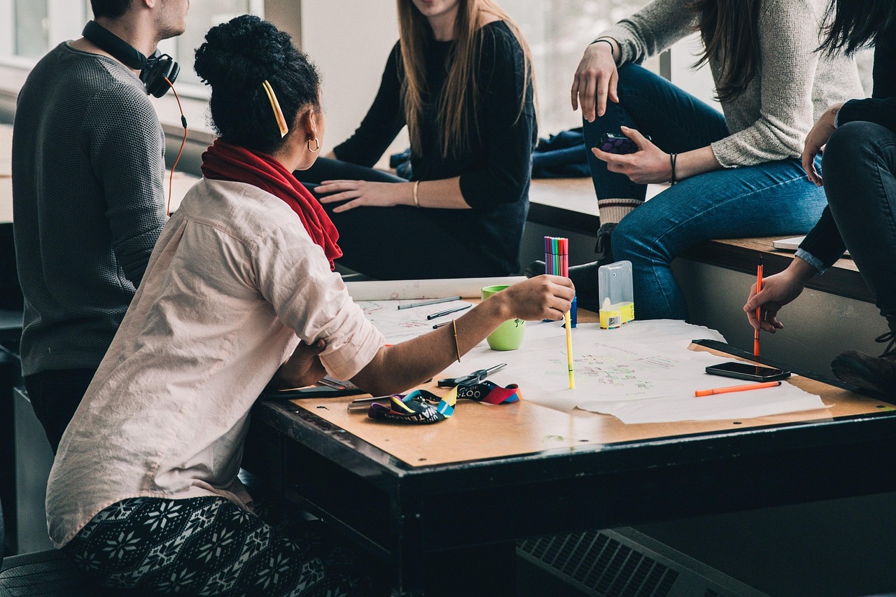 Zwei Frauen im persönlichen Gespräch – professionelle Pflegeberatung
